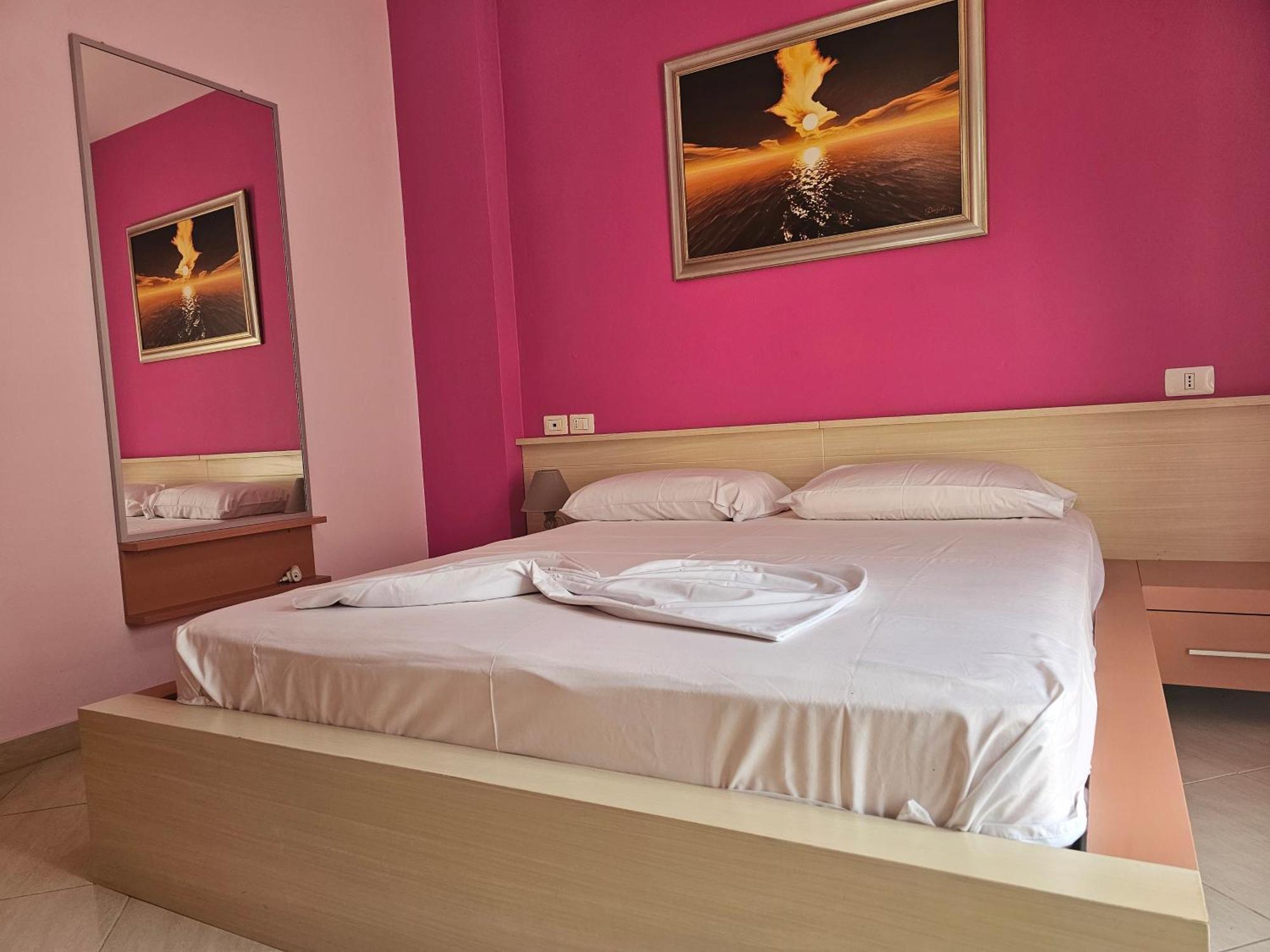 Bral Apartments 8 Two-Bedroom Beachfront Durrës Buitenkant foto